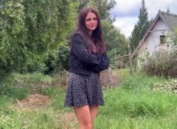 Русская брюнетка в машине подставляет попу для секса от первого лица