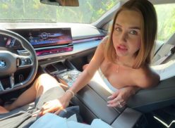 Русская милашка с большими дойками в машине прыгает на фаллосе